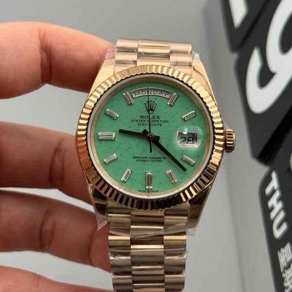 VS Factory Rolex Day-Date Yellow Gold Green Baguette Diamond Dial (139000) — detail view 1