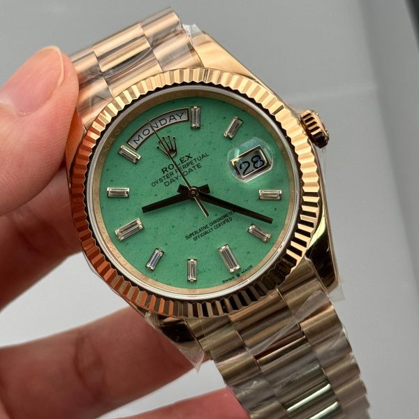 VS Factory Rolex Day-Date Yellow Gold Green Baguette Diamond Dial (139000) — detail view 2