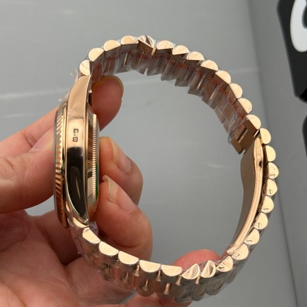 VS Factory Rolex Day-Date Yellow Gold Green Baguette Diamond Dial (139000) — detail view 4