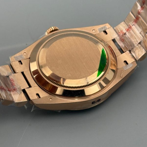 VS Factory Rolex Day-Date Yellow Gold Green Baguette Diamond Dial (139000) — detail view 5