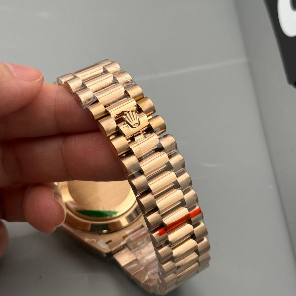 VS Factory Rolex Day-Date Yellow Gold Green Baguette Diamond Dial (139000) — detail view 6
