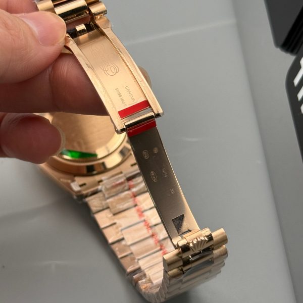 VS Factory Rolex Day-Date Yellow Gold Green Baguette Diamond Dial (139000) — detail view 7