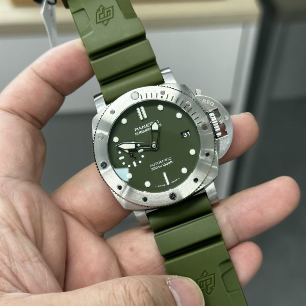 VS Factory Panerai Submersible “Verde Militare” 42mm PAM01055 — detail view 3
