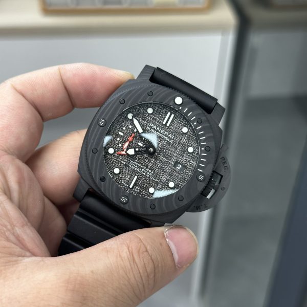 VS Factory Panerai Submersible Luna Rossa Carbotech 47mm PAM01039 – DDP.9010/GMT — detail view 3
