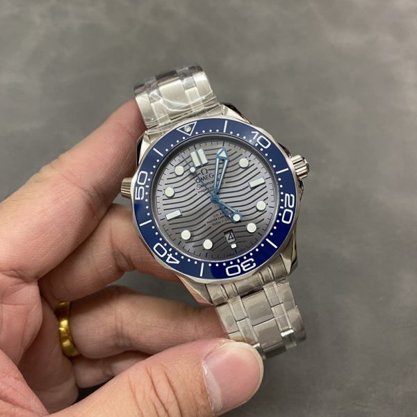 VS Factory Omega Seamaster Diver 300M 42mm Grey Wave Dial Blue Ceramic Bezel Stainless Steel Bracelet… — detail view 4