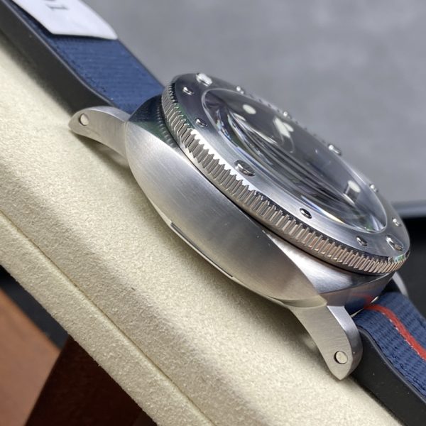 VS Factory Panerai Submersible QuarantaQuattro Luna Rossa 44mm PAM01391 — detail view 4