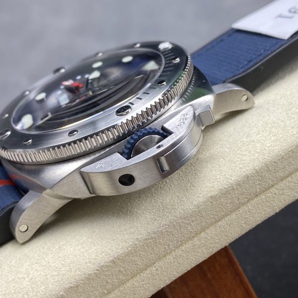 VS Factory Panerai Submersible QuarantaQuattro Luna Rossa 44mm PAM01391 — detail view 6