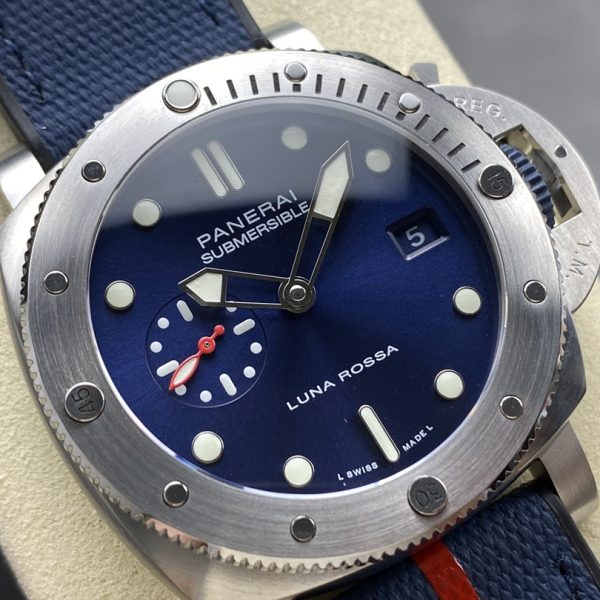 VS Factory Panerai Submersible QuarantaQuattro Luna Rossa 44mm PAM01391 — detail view 3