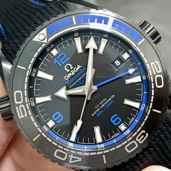 VS Factory Omega Seamaster Planet Ocean 600M GMT “Deep Black” Blue Ceramic (215.92.46.22.01.002) — detail view 3