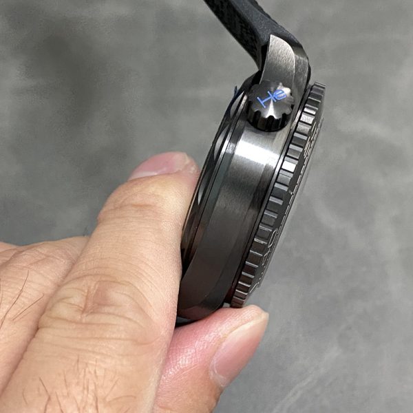 VS Factory Omega Seamaster Planet Ocean 600M GMT “Deep Black” Blue Ceramic (215.92.46.22.01.002) — detail view 9