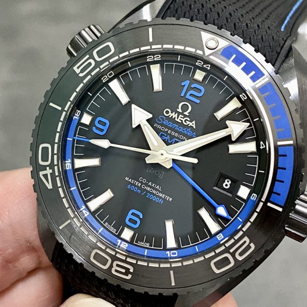 VS Factory Omega Seamaster Planet Ocean 600M GMT “Deep Black” Blue Ceramic (215.92.46.22.01.002) — detail view 2