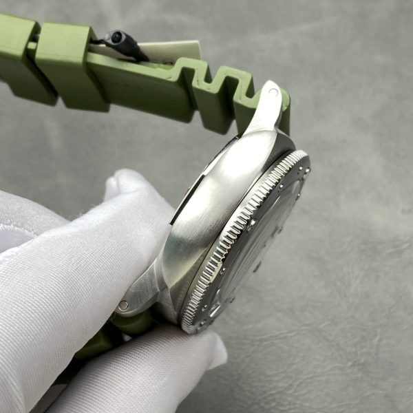 VS Factory Panerai Submersible QuarantaQuattro Bianco 44mm PAM01226 — detail view 6