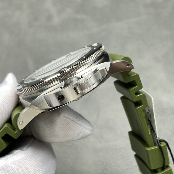VS Factory Panerai Submersible QuarantaQuattro Bianco 44mm PAM01226 — detail view 4