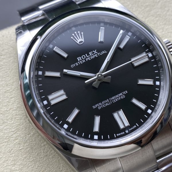 VS Factory Rolex Oyster Perpetual 41mm Bright Black Dial Smooth Bezel Oyster Bracelet (124300) — detail view 3
