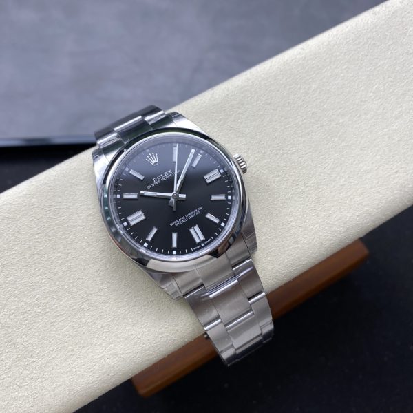 VS Factory Rolex Oyster Perpetual 41mm Bright Black Dial Smooth Bezel Oyster Bracelet (124300) — detail view 4