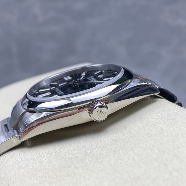 VS Factory Rolex Oyster Perpetual 41mm Bright Black Dial Smooth Bezel Oyster Bracelet (124300) — detail view 5