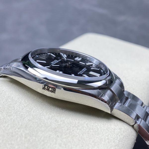 VS Factory Rolex Oyster Perpetual 41mm Bright Black Dial Smooth Bezel Oyster Bracelet (124300) — detail view 7