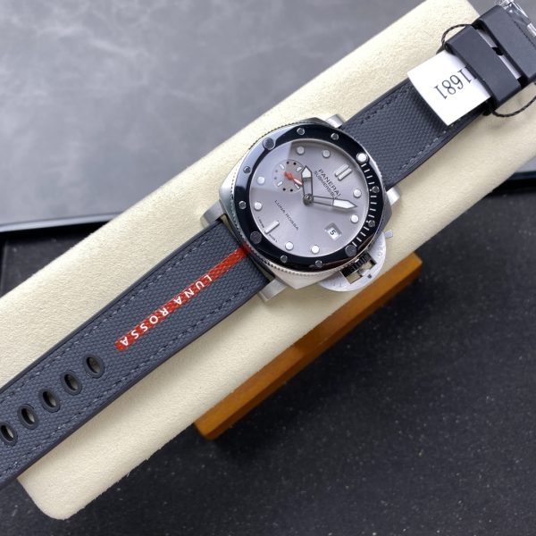 VS Factory Panerai Submersible QuarantaQuattro Luna Rossa 44mm PAM01681 — detail view 5