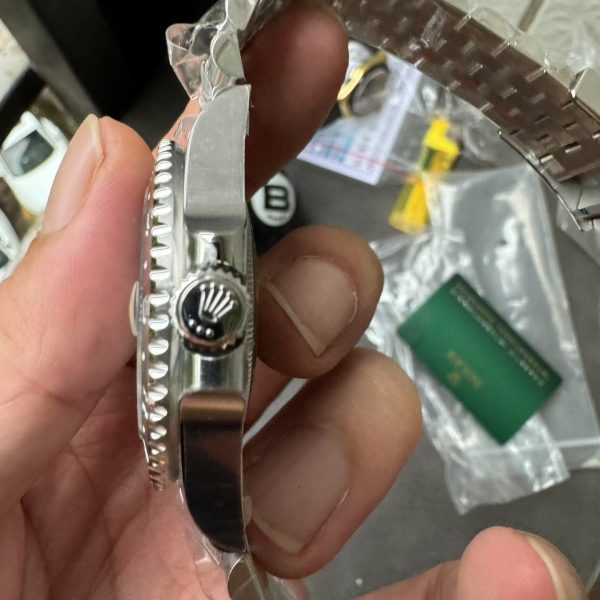 VS Factory Rolex GMT-Master II “Bruce Wayne”Black/Grey Ceramic Bezel Jubilee Bracelet (126710grnr) — detail view 5