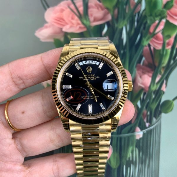 VS Factory Rolex Day-Date 40 Yellow Gold Black Baguette Diamond Dial (228238) V2 — detail view 4