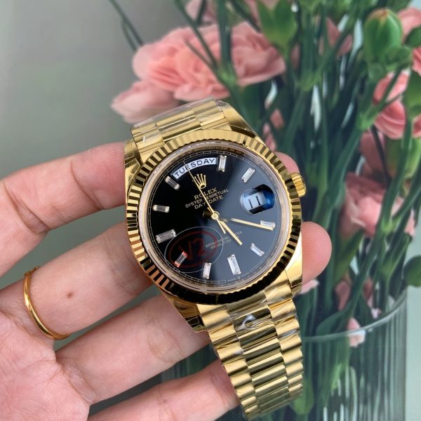 VS Factory Rolex Day-Date 40 Yellow Gold Black Baguette Diamond Dial (228238) V2 — detail view 3
