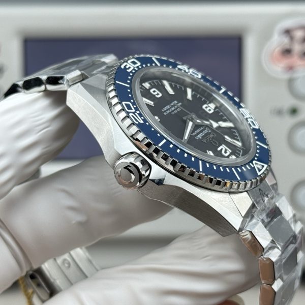 VS Factory Omega Seamaster Planet Ocean 600M 42mm Blue Bezel Black Dial (217.30.42.21.01.002) — detail view 5