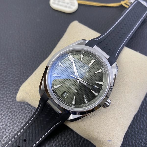VS Factory Omega Seamaster Aqua Terra 150M 41mm Green Dial Rubber Strap (220.12.41.21.10.001) — detail view 4