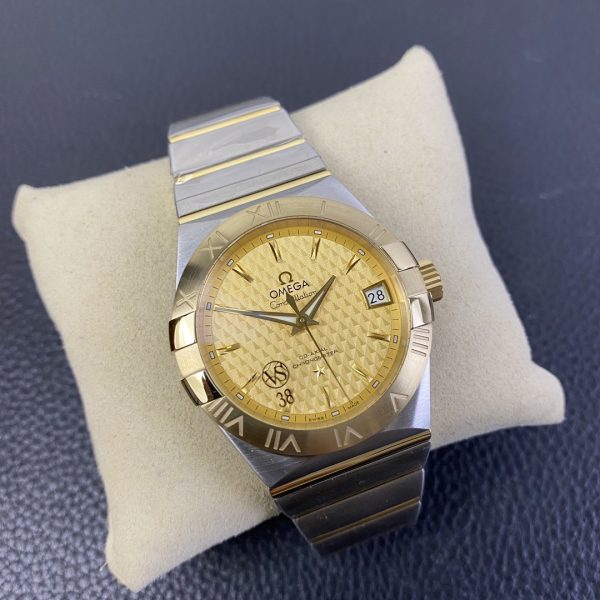 VS Factory Omega Constellation 38mm Two-Tone Yellow Gold Textured Dial (123.20.38.21.08.001) — detail view 2