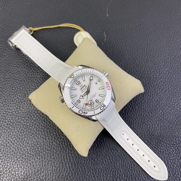 VS Factory Omega Seamaster Planet Ocean 600M “Tokyo 2020” White Dial Ceramic Bezel (522.33.40.20.04.001) — detail view 3