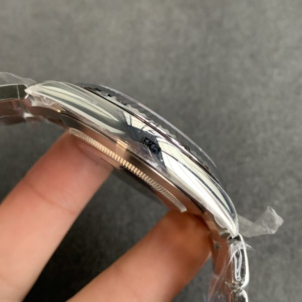 VS Factory Rolex Datejust 41mm Silver Sunburst Dial Fluted Bezel Oyster Bracelet (126334) — detail view 4