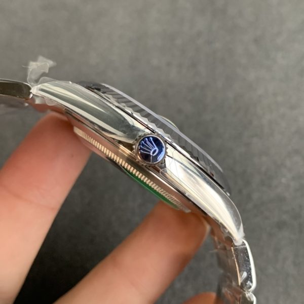 VS Factory Rolex Datejust 41mm Silver Sunburst Dial Fluted Bezel Oyster Bracelet (126334) — detail view 5
