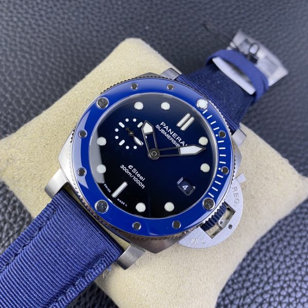 VS Factory Panerai Submersible QuarantaQuattro 44mm Blue Gradient Dial (PAM01289) — detail view 3