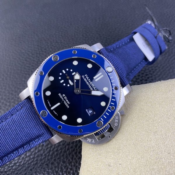 VS Factory Panerai Submersible QuarantaQuattro 44mm Blue Gradient Dial (PAM01289) — detail view 2