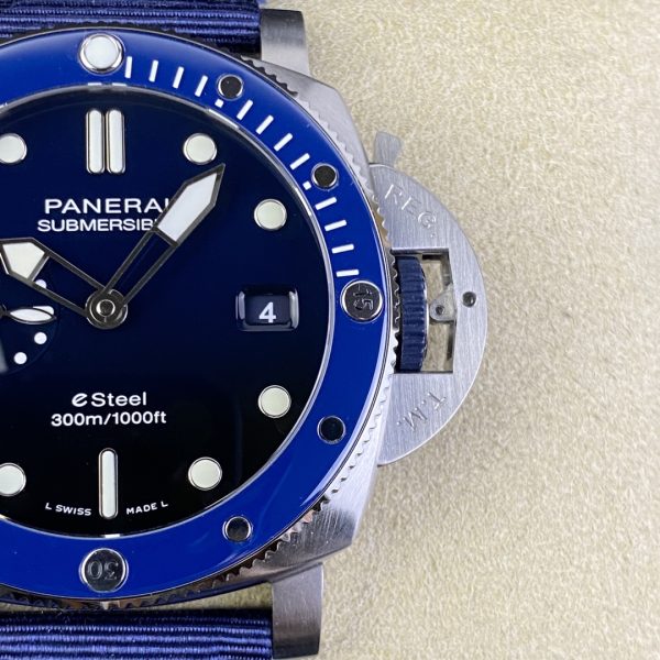 VS Factory Panerai Submersible QuarantaQuattro 44mm Blue Gradient Dial (PAM01289) — detail view 4