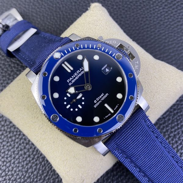 VS Factory Panerai Submersible QuarantaQuattro 44mm Blue Gradient Dial (PAM01289) — detail view 5