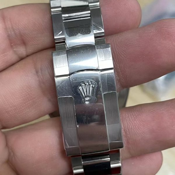 VS Factory Rolex Datejust 41mm Black Dial Smooth Bezel Oyster Bracelet (126300) — detail view 9