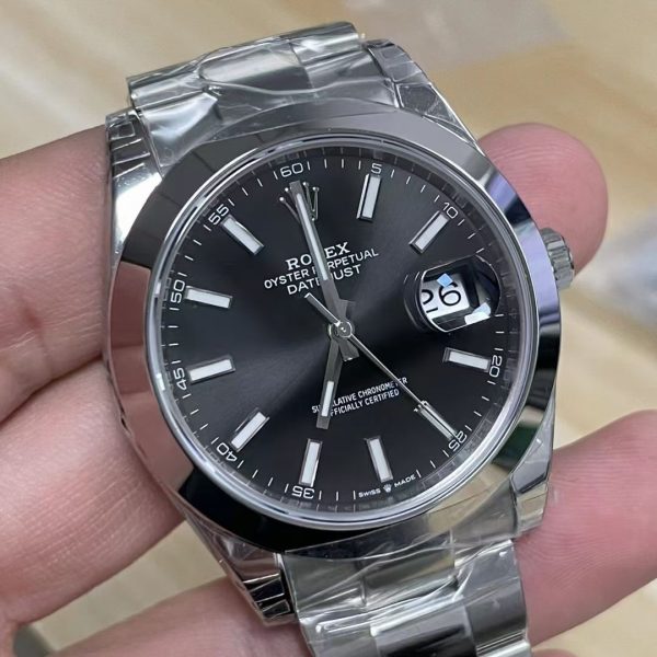 VS Factory Rolex Datejust 41mm Black Dial Smooth Bezel Oyster Bracelet (126300) — detail view 3