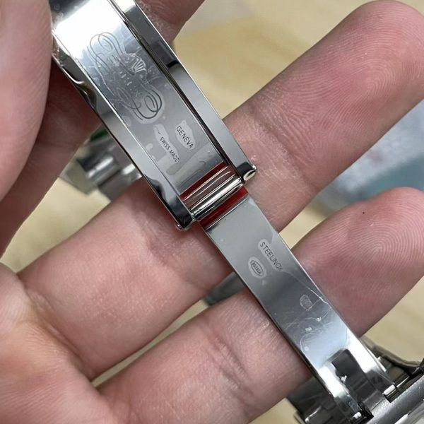 VS Factory Rolex Datejust 41mm Black Dial Smooth Bezel Oyster Bracelet (126300) — detail view 8