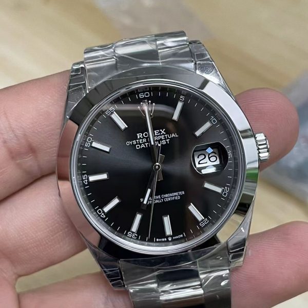 VS Factory Rolex Datejust 41mm Black Dial Smooth Bezel Oyster Bracelet (126300) — detail view 2