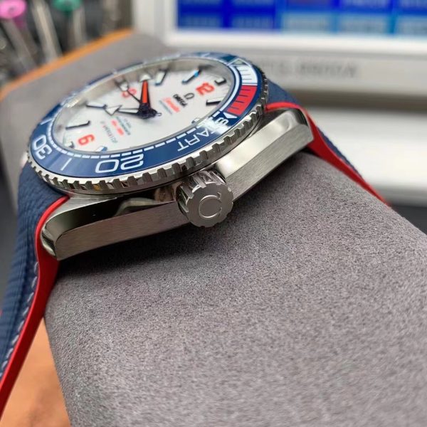 VS Factory Omega Seamaster Planet Ocean 600M 43.5mm “36th America’s Cup” (215.32.43.21.04.001) – Dandong… — detail view 4