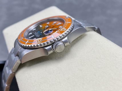 VS Factory Rolex Submariner Date “DiW Orange/Blue” Gradient Carbon Dial (Steel Edition) — detail view 5