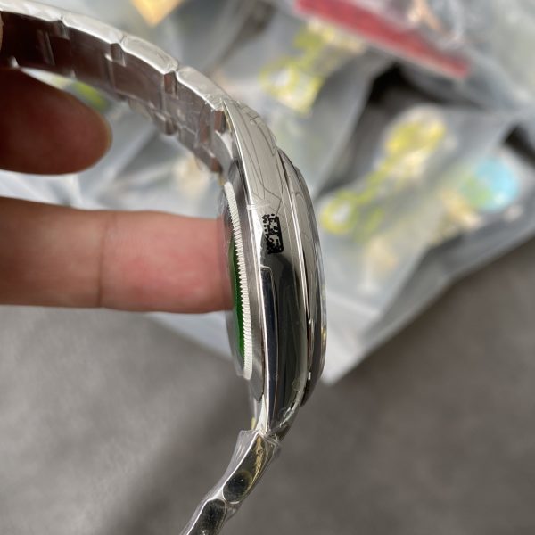 VS Factory Rolex Oyster Perpetual 41mm Yellow Dial Smooth Bezel Oyster Bracelet (124300) — detail view 5