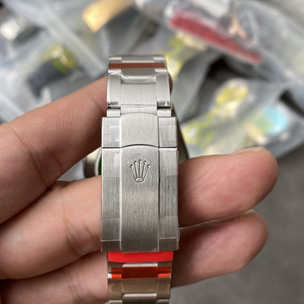 VS Factory Rolex Oyster Perpetual 41mm Yellow Dial Smooth Bezel Oyster Bracelet (124300) — detail view 6
