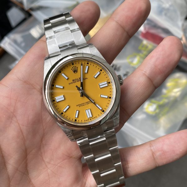 VS Factory Rolex Oyster Perpetual 41mm Yellow Dial Smooth Bezel Oyster Bracelet (124300) — detail view 2