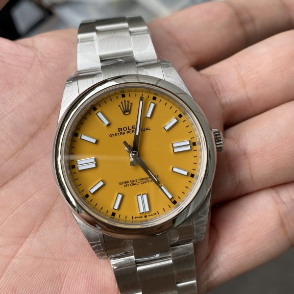 VS Factory Rolex Oyster Perpetual 41mm Yellow Dial Smooth Bezel Oyster Bracelet (124300) — detail view 4