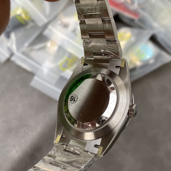 VS Factory Rolex Oyster Perpetual 41mm Yellow Dial Smooth Bezel Oyster Bracelet (124300) — detail view 7