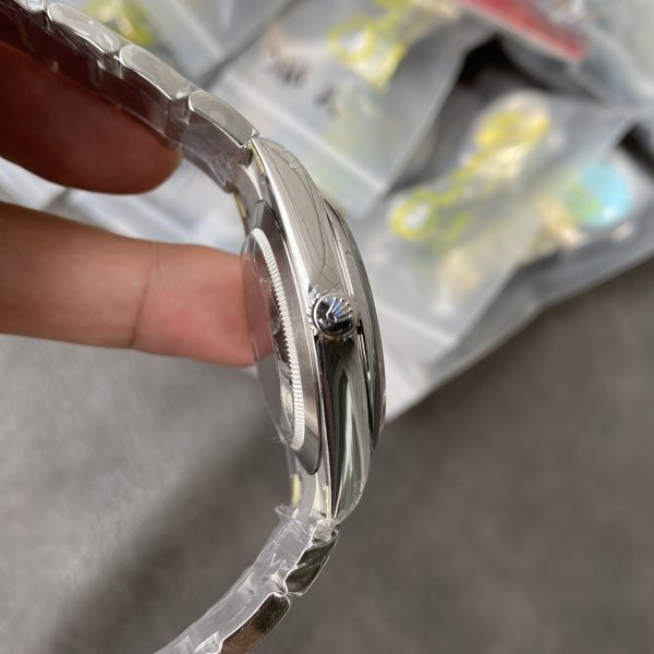 VS Factory Rolex Oyster Perpetual 41mm Yellow Dial Smooth Bezel Oyster Bracelet (124300) — detail view 8