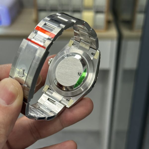 VS Factory Rolex Datejust 41mm Mint Green Sunburst Dial Smooth Bezel Oyster Bracelet (126300) — detail view 4