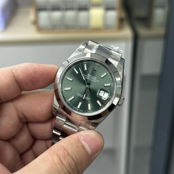 VS Factory Rolex Datejust 41mm Mint Green Sunburst Dial Smooth Bezel Oyster Bracelet (126300) — detail view 3