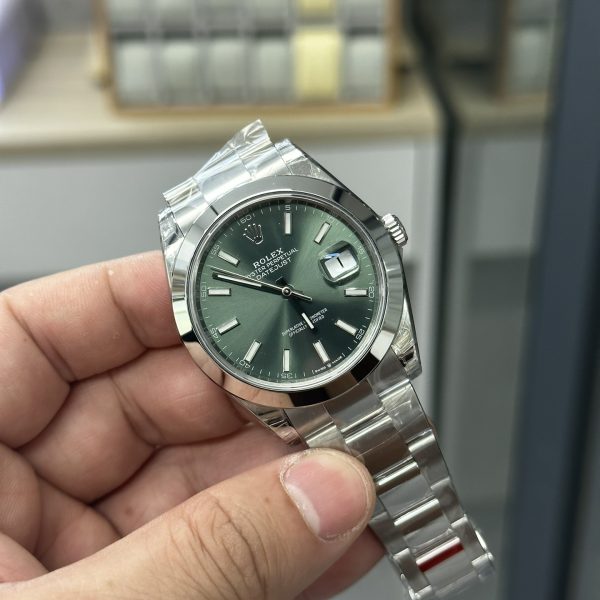 VS Factory Rolex Datejust 41mm Mint Green Sunburst Dial Smooth Bezel Oyster Bracelet (126300) — detail view 2